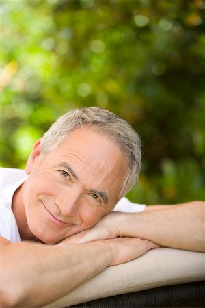 deckchair garden - Homme d'âge mûr relaxant sur une chaise longue au jardin, portrait Photographie de stock - Premium Libres de Droits, Code: 693-03557173