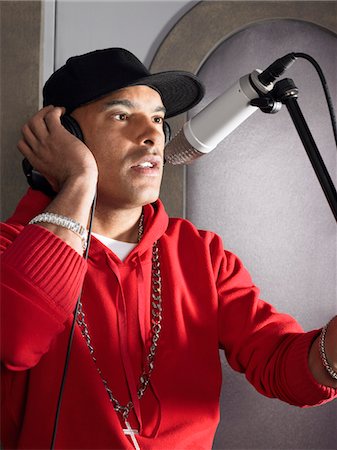 rap - Young man singing in studio, portrait Fotografie stock - Premium Royalty-Free, Codice: 693-03557290