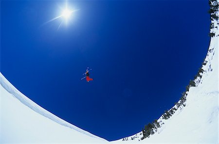Skier performing flip on mountain Foto de stock - Royalty Free Premium, Número: 693-03557337