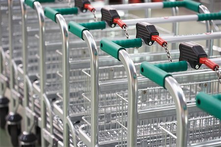 empty shopping cart - Paniers vides liés les uns aux Photographie de stock - Premium Libres de Droits, Code: 693-03557675