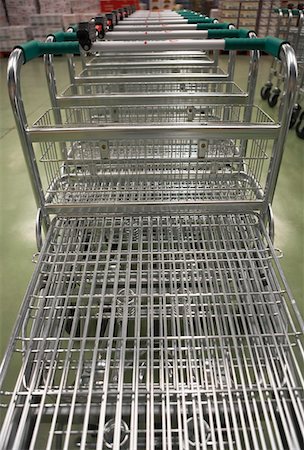 empty shopping cart - Paniers vides alignés dans une rangée Photographie de stock - Premium Libres de Droits, Code: 693-03557676
