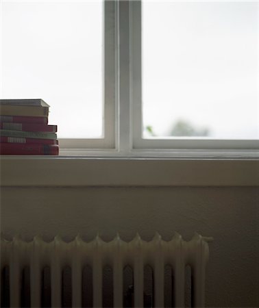 radiador - Stack of Books on Windowsill Foto de stock - Sin royalties Premium, Código: 693-03557739
