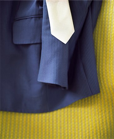 simsearch:693-06435768,k - Costume et une cravate sur le lit avec la couverture jaune, gros plan Photographie de stock - Premium Libres de Droits, Code: 693-03557741