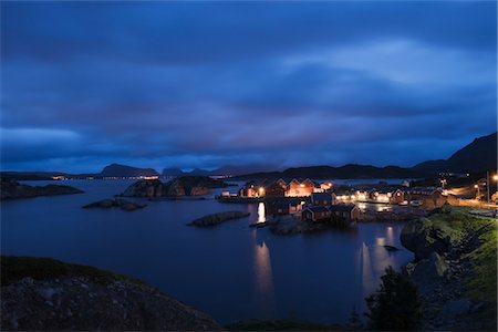 pueblo pesquero - Fishing village on the Lofoten Islands, Norway, at night Foto de stock - Sin royalties Premium, Código: 693-03557831