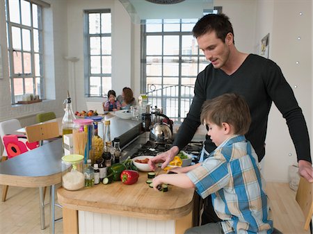 simsearch:693-03564397,k - Son Helping Father in Kitchen Foto de stock - Sin royalties Premium, Código: 693-03564376