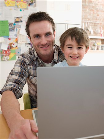 simsearch:693-03564397,k - Father and Son at Laptop Foto de stock - Sin royalties Premium, Código: 693-03564389