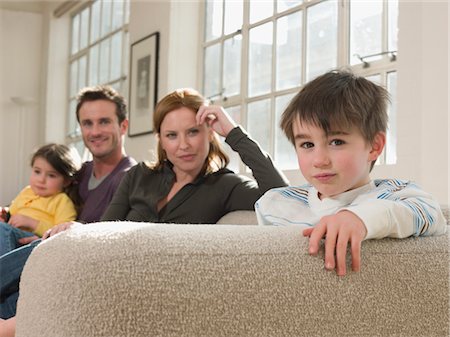 simsearch:693-03564397,k - Little Boy on Sofa With Family Foto de stock - Sin royalties Premium, Código: 693-03564396