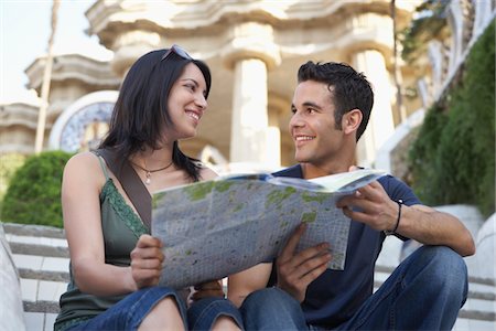 simsearch:693-06018391,k - Young Couple Reading City Map Fotografie stock - Premium Royalty-Free, Codice: 693-03564643