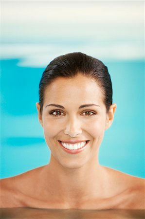 Femme à la piscine, portrait Photographie de stock - Premium Libres de Droits, Code: 693-03564757