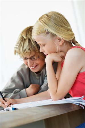 simsearch:693-03304327,k - Brother and Sister Doing Homework at table in home Foto de stock - Sin royalties Premium, Código: 693-03564828