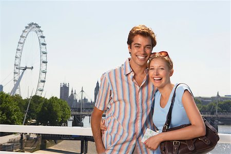 Young vacationing couple posing by Thames River, portrait Foto de stock - Sin royalties Premium, Código: 693-03565039