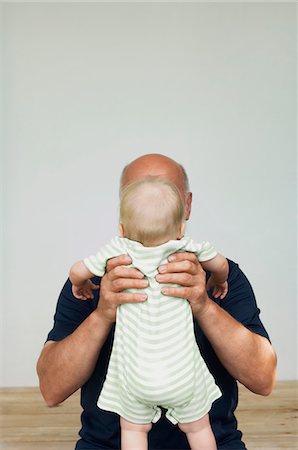 Grand-père brandissant un petit-enfant Photographie de stock - Premium Libres de Droits, Code: 693-03565078