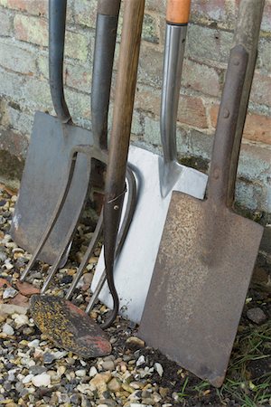rastrellino - Garden Shovels and Tools Leaning on Brick Wall Fotografie stock - Premium Royalty-Free, Codice: 693-03565356