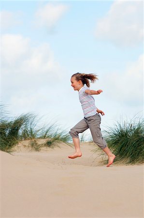 simsearch:693-03314791,k - Young girl running on beach, side view Stock Photo - Premium Royalty-Free, Code: 693-03565412