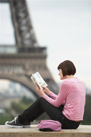 simsearch:693-03565485,k - France, Paris, Young woman reading book on balcony in front of Eiffel Tower Foto de stock - Sin royalties Premium, Código: 693-03565491