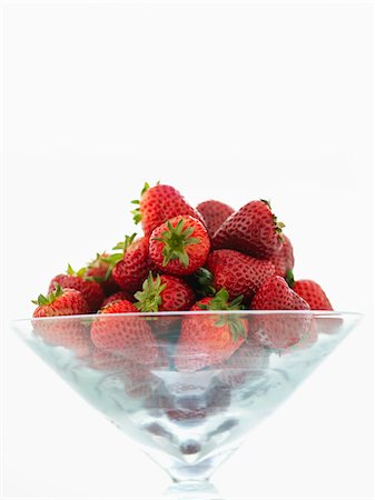 simsearch:630-02220065,k - Bowl full of Strawberries Foto de stock - Sin royalties Premium, Código: 693-03565587