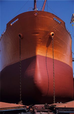 doca seca - Large, Bronze and red ship in Dry dock Foto de stock - Royalty Free Premium, Número: 693-03565649