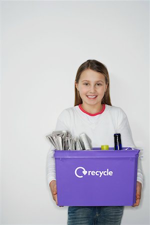 simsearch:693-03565711,k - Girl (10-12) holding recycling container, smiling Foto de stock - Sin royalties Premium, Código: 693-03565706