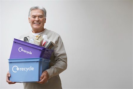 simsearch:693-03565711,k - Middle-aged man holding recycling containers, smiling Foto de stock - Sin royalties Premium, Código: 693-03565711