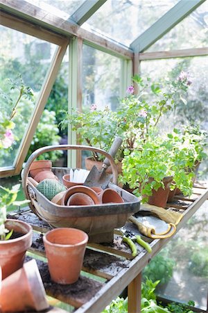 Gardening equipment on workbench in potting shed Foto de stock - Royalty Free Premium, Número: 693-03617095