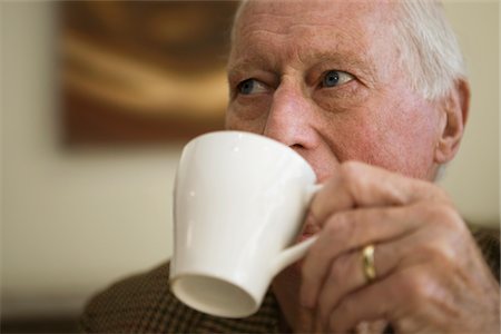 Elderly man holding cup Foto de stock - Sin royalties Premium, Código: 693-03617221