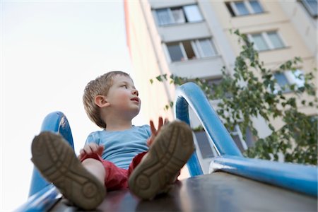 slide (action) - Young boy in playground Foto de stock - Sin royalties Premium, Código: 693-03644039