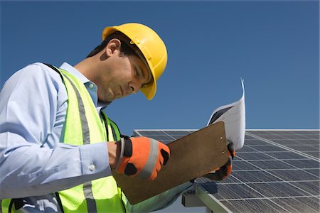 solar power usa - Maintenance worker with photovoltaic array in Los Angeles, California Foto de stock - Sin royalties Premium, Código: 693-03643956