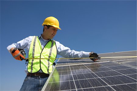 solar power usa - Maintenance worker measures solar cells in Los Angeles, California Foto de stock - Sin royalties Premium, Código: 693-03643957