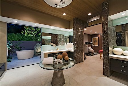 simsearch:693-06667887,k - Bathroom with artwork of freestanding bath in California home Foto de stock - Sin royalties Premium, Código: 693-03643950