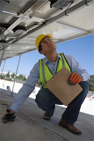 solar power usa - Maintenance worker checking solar panel in Los Angeles, California Foto de stock - Sin royalties Premium, Código: 693-03643960