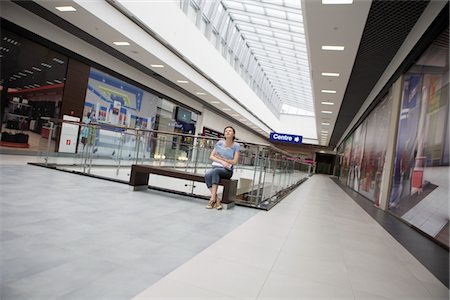 shopping mall shoppers - Young woman sits in new Voronezh shopping centre Foto de stock - Sin royalties Premium, Código: 693-03643996