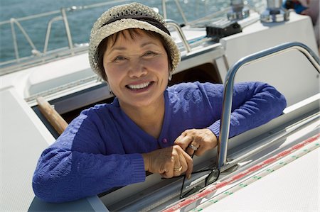 Femme sur le voilier, souriant, (portrait) Photographie de stock - Premium Libres de Droits, Code: 693-03686287