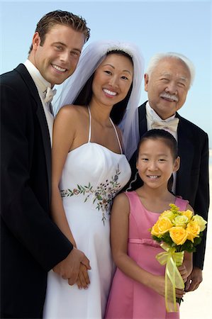 simsearch:400-05052227,k - Mariée et le marié avec père et sœur, outdoors, (portrait) Photographie de stock - Premium Libres de Droits, Code: 693-03686298