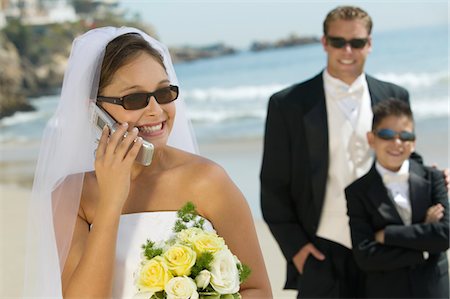 Mariée en arrière-plan à l'aide de téléphone mobile, marié et frère Photographie de stock - Premium Libres de Droits, Code: 693-03686305