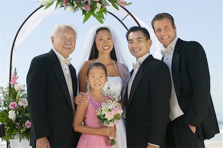 Mariée et le marié avec le meilleur homme et famille, plein air, (portrait) Photographie de stock - Premium Libres de Droits, Code: 693-03686300