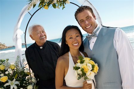simsearch:693-03686309,k - Bride and Groom with priest under archway at ocean, (portrait) Stock Photo - Premium Royalty-Free, Code: 693-03686318