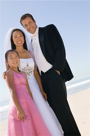 simsearch:400-05052227,k - Bride and Groom with sister on beach, (portrait) Foto de stock - Royalty Free Premium, Número: 693-03686312