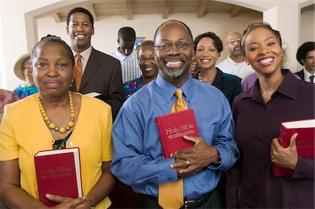 Sunday Service Congregation standing in church with Bibles, portrait Foto de stock - Sin royalties Premium, Código: 693-03686351