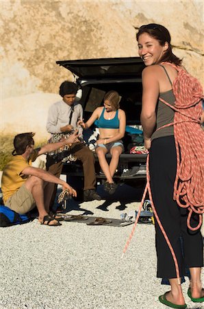 Rock climber holding rope with friends sitting by Truck, , (portrait) Foto de stock - Sin royalties Premium, Código: 693-03686398