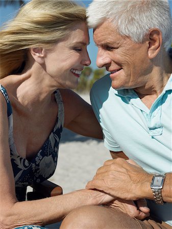 simsearch:693-03707361,k - Senior couple main dans la main sur une plage tropicale, gros plan Photographie de stock - Premium Libres de Droits, Code: 693-03686590