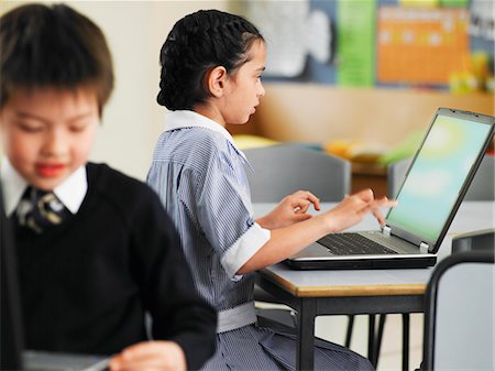 simsearch:693-03304327,k - Elementary students using laptops in classroom Foto de stock - Sin royalties Premium, Código: 693-03686635