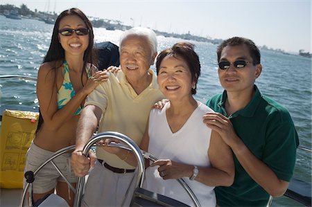 seniors driving fun - Familiales sur le bateau, (portrait) Photographie de stock - Premium Libres de Droits, Code: 693-03706966