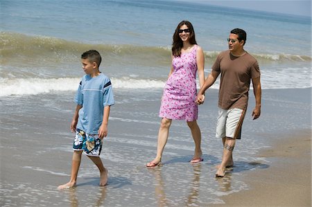 simsearch:693-03314793,k - Famille marchant sur la plage Photographie de stock - Premium Libres de Droits, Code: 693-03706997