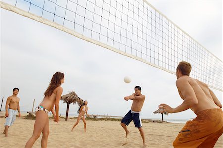 Man Hitting Volleyball during Game on Beach Fotografie stock - Premium Royalty-Free, Codice: 693-03707016