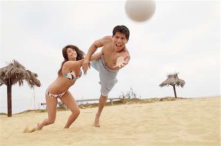diving (not water) - Woman Holding Man Back from Diving for Volleyball on Beach Foto de stock - Sin royalties Premium, Código: 693-03707019