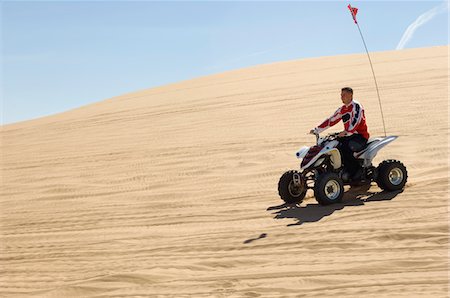 Junger Mann auf ATV auf Sanddüne Stockbilder - Premium RF Lizenzfrei, Bildnummer: 693-03707107