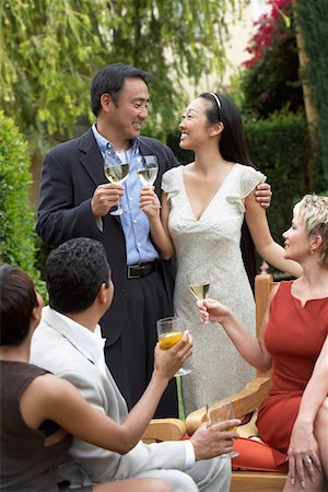 simsearch:693-03707149,k - Friends toasting with drinks in garden Foto de stock - Sin royalties Premium, Código: 693-03707133