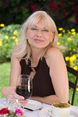 simsearch:693-03707149,k - Woman drinking wine outdoors, portrait Foto de stock - Sin royalties Premium, Código: 693-03707145