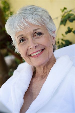 senior and spa - Portrait of senior woman in bathrobe at health spa Foto de stock - Sin royalties Premium, Código: 693-03707169