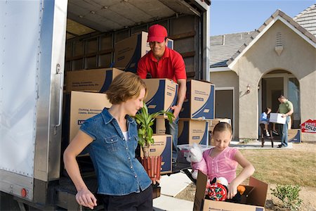 Famille et travailleur, déchargement du camion de boîtes en carton Photographie de stock - Premium Libres de Droits, Code: 693-03707227